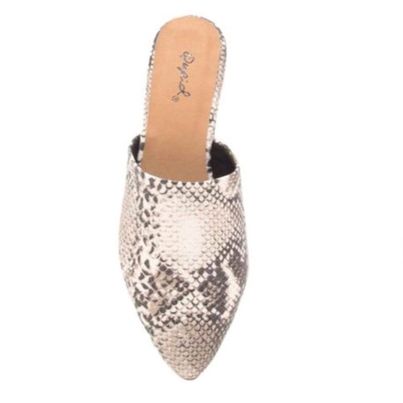 1 LEFT!!! NWT. Textured snakeskin slide mules - Picture 3 of 4